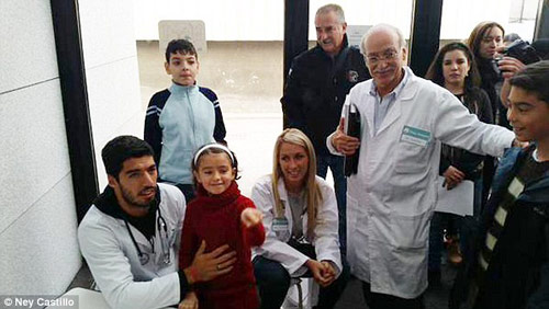 Sao 360 độ 3/7: Suarez giữ lời hứa với bệnh nhân nhí - 1