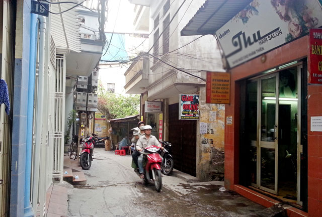 Cụ bà bị thanh niên đánh: "Tôi còn bị đập điếu cày vào đầu" - 2