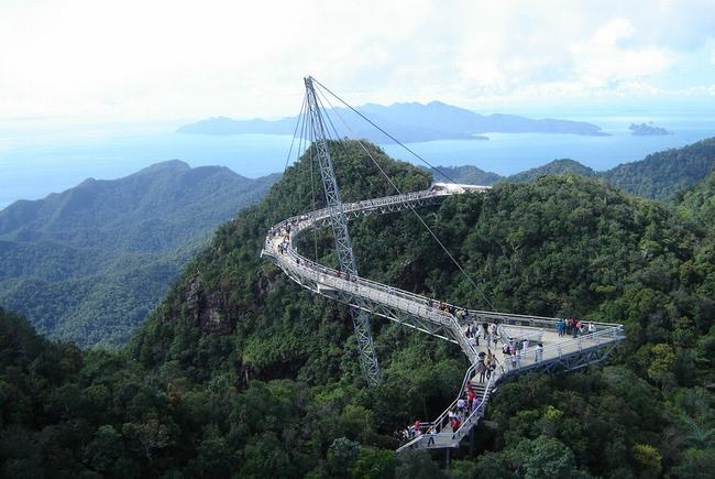 Cầu treo Langkawi Sky ở Malaysia kỳ dị vào hàng bậc nhất thế giới là điểm đến lý tưởng cho những ai yêu thích đi bộ và ngắm cảnh đẹp núi rừng