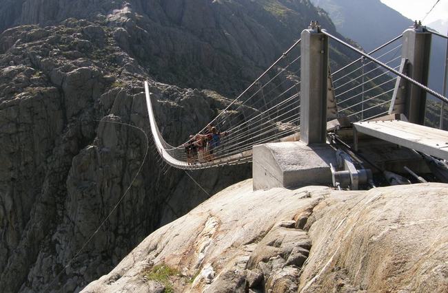 Nếu đã từng nghe nói đến dãy núi Alps hùng vĩ của Thụy Sĩ thì chắc hẳn bạn cũng đã biết tới cầu dây võng Trift. Đây là cây cầu  dành cho người đi bộ dài nhất thế giới với tổng chiều dài 170m.