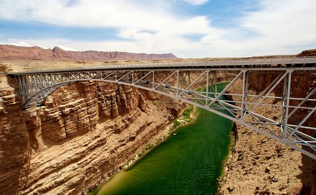 Cầu Navajo ở bang Arizona, Mỹ nằm ở độ cao gần 250m là điểm nhấn của du lịch nơi đây.