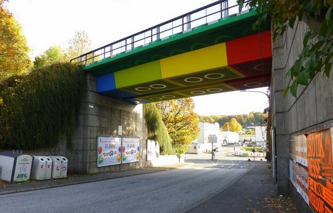 Martin Heuwold - một game thủ người Đức đã đề xuất với chính quyền thành phố Wuppertal, Đức để sơn lại cây cầu cũ gần nhà và được chấp thuận. Bằng tình yêu dành cho Lego, Martin Heuwold đã biến cây cầu thành những viên gạch xếp hình khổng lồ rất bắt mắt.