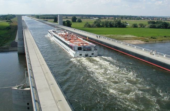 Cây cầu dẫn nước Magdeburg là một công trình tại Đức hình thành từ ý tưởng độc đáo kết nối kênh đào Elbe-Havel với kênh đào Mittelland. Với chiều dài 918m, đây được xem là chiếc cầu dẫn nước dài nhất thế giới.