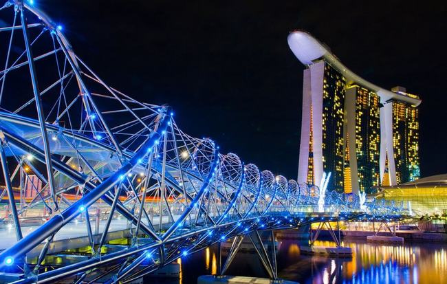 Nối giữa Vịnh Marina (Marina Bay) và Marina Centre, cầu Helix  có cấu trúc “xoắn kép” đầu tiên trên thế giới đã trở thành một trong những địa điểm tham quan nổi tiếng của Singapore. 