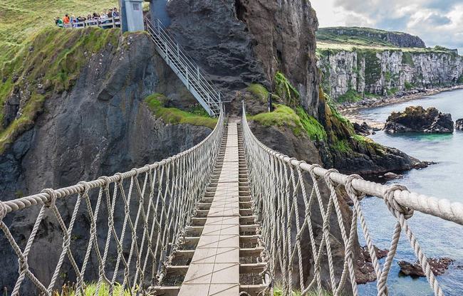 Cầu Carrick-a rede-Rope, Ireland, Vương quốc Anh là mối liên kết duy nhất treo lơ lửng giữa đất liền và các đảo nhỏ Carrick. Nó khiến tim bạn như bị khủng bố khi băng qua đó.