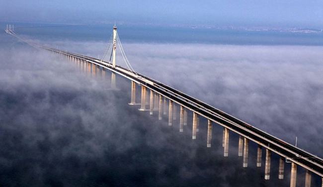 Cây cầu vượt biển dài nhất thế giới bắc qua vịnh Giao Châu của thành phố Thanh Đảo, Trung Quốc được khánh thành từ năm 2011. Cầu có chiều dài 36.48 km, với 8 làn xe, nối hai khu trung tâm của thành phố Thanh Đảo.