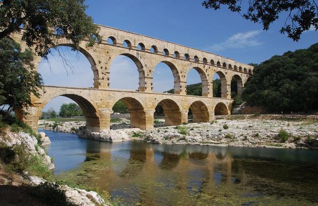 Pont du Gard (Cầu Gard) là một cầu ba tầng nằm ở phía Nam nước Pháp là một phần của hệ thống máng dẫn nước (aqueduc) do đế chế La Mã xây dựng từ thế kỉ 1 và tồn tại gần như nguyên vẹn đến ngày nay.