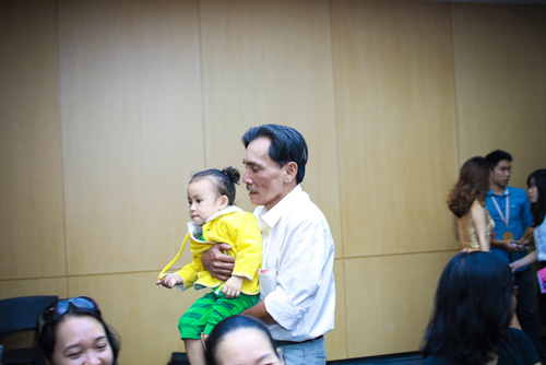 Diễn viên Thương Tín lần đầu khoe vợ trẻ và con gái nhỏ - 1