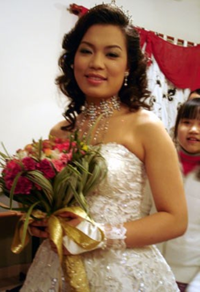 Cô dâu năm đó của Xuân Bắc là Nguyễn Hồng Nhung. Cô cũng theo học diễn xuất giống chồng nhưng lại không theo nghiệp diễn mà làm công tác giảng dạy tại trường Cao đẳng Văn hóa Nghệ thuật Hà Nội.