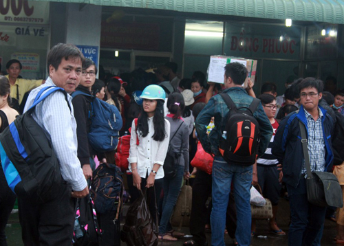 TP.HCM: Thí sinh đổ về quê trong cơn mưa chiều - 3