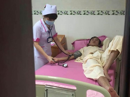 Quang Lê bỏ tiền phẫu thuật thẩm mỹ cho “cậu bé kẹo kéo“ - 1