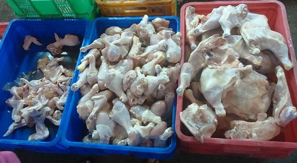 Chân gà hôi thối giá 30.000 đồng/kg tràn lan trên thị trường - 1