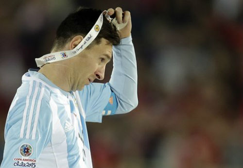 Messi được đưa lên "cân" với Maradona - 1