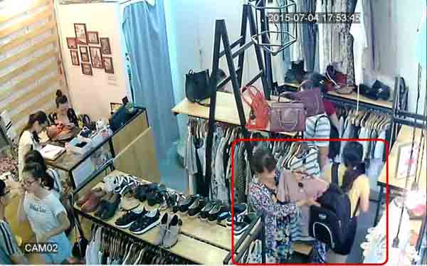 Clip: "Nữ quái” móc túi tinh vi trong shop quần áo - 2