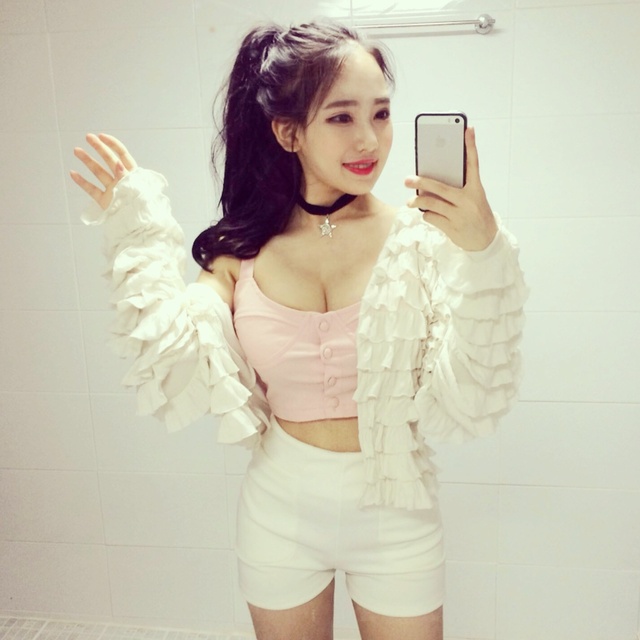 Vỡ mộng vì nhan sắc thật của bản sao "em gái quốc dân" - 5