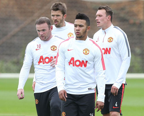 Smalling thách thức Rooney, Depay tích cực ngày ra mắt - 4