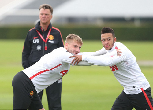 Smalling thách thức Rooney, Depay tích cực ngày ra mắt - 3