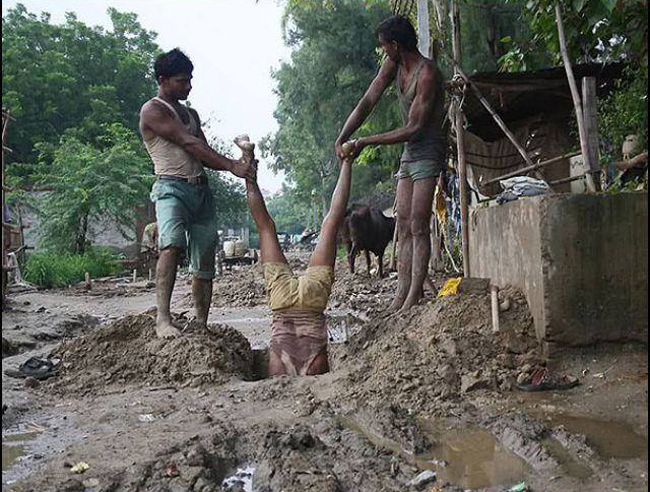 Chú cứ yên tâm, bọn anh nắm chắc lắm rồi đấy.
