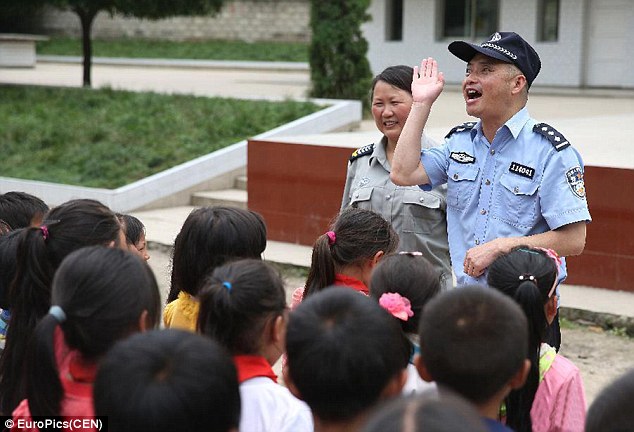 TQ: Cảnh sát mù canh giữ trật tự cho cả thị trấn - 4