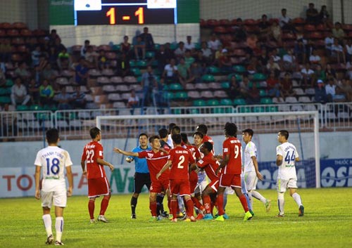 Trọng tài V-League lại bị chê - 1