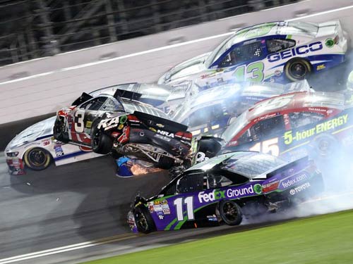 Xe đua cháy, phát nổ hãi hùng ở giải đua Nascar - 1