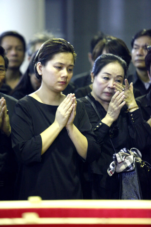 Vợ NS An Thuyên khóc ngất nhìn mặt chồng lần cuối - 11