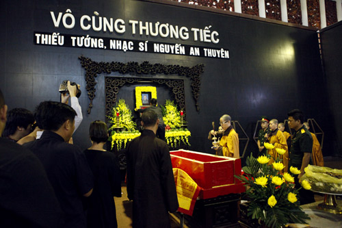 Vợ NS An Thuyên khóc ngất nhìn mặt chồng lần cuối - 8