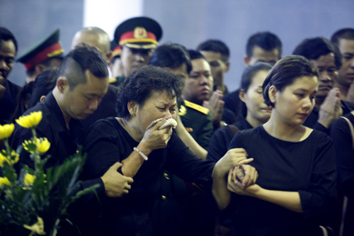 Vợ NS An Thuyên khóc ngất nhìn mặt chồng lần cuối - 10