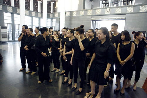 Vợ NS An Thuyên khóc ngất nhìn mặt chồng lần cuối - 9