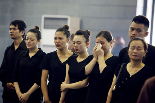 Vợ NS An Thuyên khóc ngất nhìn mặt chồng lần cuối - 5