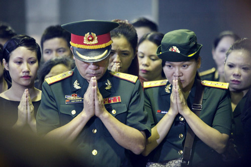 Vợ NS An Thuyên khóc ngất nhìn mặt chồng lần cuối - 3