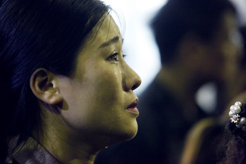 Vợ NS An Thuyên khóc ngất nhìn mặt chồng lần cuối - 6