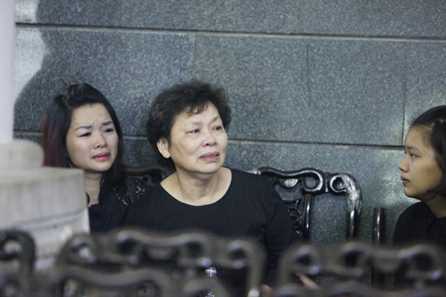 Vợ NS An Thuyên khóc ngất nhìn mặt chồng lần cuối - 4