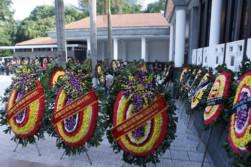 Vợ NS An Thuyên khóc ngất nhìn mặt chồng lần cuối - 9