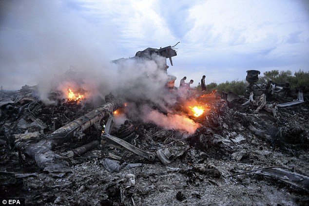 Ám ảnh xác nạn nhân MH17 xuyên thủng mái nhà - 1