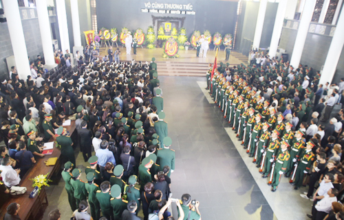 Vợ NS An Thuyên khóc ngất nhìn mặt chồng lần cuối - 11