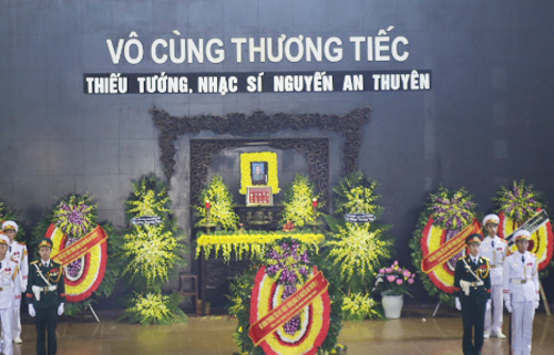 Vợ NS An Thuyên khóc ngất nhìn mặt chồng lần cuối - 10