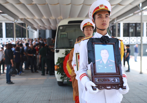 Vợ NS An Thuyên khóc ngất nhìn mặt chồng lần cuối - 4