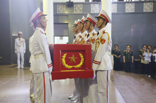 Vợ NS An Thuyên khóc ngất nhìn mặt chồng lần cuối - 2