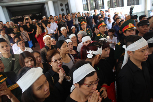 Vợ NS An Thuyên khóc ngất nhìn mặt chồng lần cuối - 3