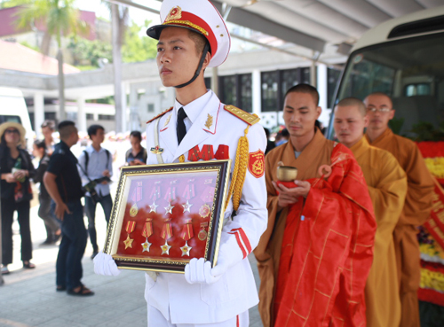Vợ NS An Thuyên khóc ngất nhìn mặt chồng lần cuối - 5