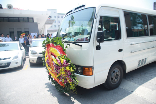 Vợ NS An Thuyên khóc ngất nhìn mặt chồng lần cuối - 6