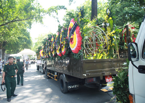 Vợ NS An Thuyên khóc ngất nhìn mặt chồng lần cuối - 7