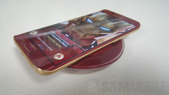 Samsung còn trang bị kèm mỗi chiếc Galaxy S6 Edge phiên bản “người sắt” một đế sạc không dây cũng mang phong cách Avenger.
