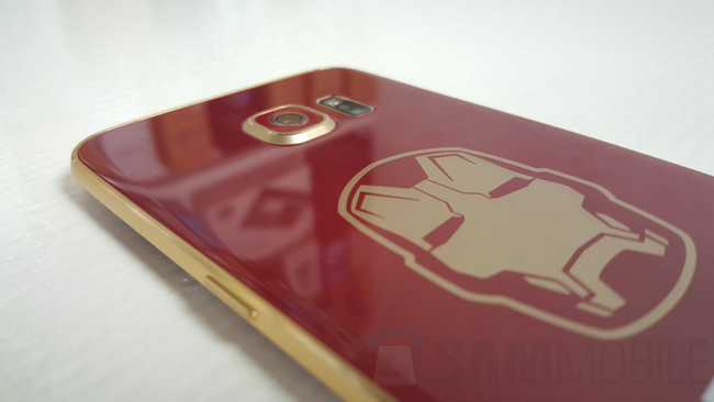 Galaxy S6 Edge Iron Man gây ấn tượng mạnh bởi thiết kế tông đỏ viền vàng mang đậm dấu ấn của siêu anh hùng trong bộ phim Age of Ultron.

