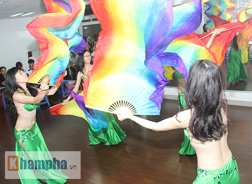 Hot girl Sài Gòn say mê "luyện công" trổ tài múa bụng - 2