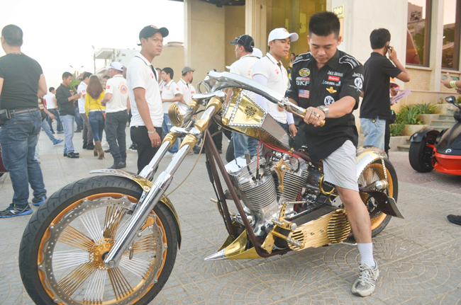 Xuất hiện tại Đại hội mô tô 3 miền ở Đà Nẵng, chiếc chopper American thu hút rất đông người xem. Ai cũng trầm trồ khen ngợi bởi sự đầu tư của một biker khi “biến” chiếc xe với nhiều chi tiết là đồng nguyên khối.
