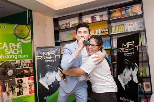 /Uploaded/vongoclinh/2015_07_10/BTQE1436522206-issac-16.jpg Isaac bán sạch single đầu tay trong 2 ngày - 6