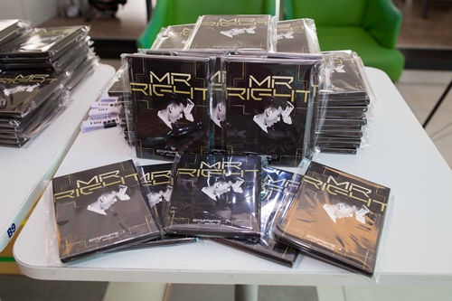 /Uploaded/vongoclinh/2015_07_10/DHOM1436522206-issac-17.jpg Isaac bán sạch single đầu tay trong 2 ngày - 3