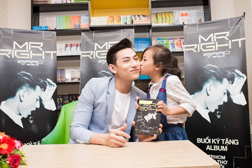 /Uploaded/vongoclinh/2015_07_10/ROIY1436522206-issac-6.jpg Isaac bán sạch single đầu tay trong 2 ngày - 7